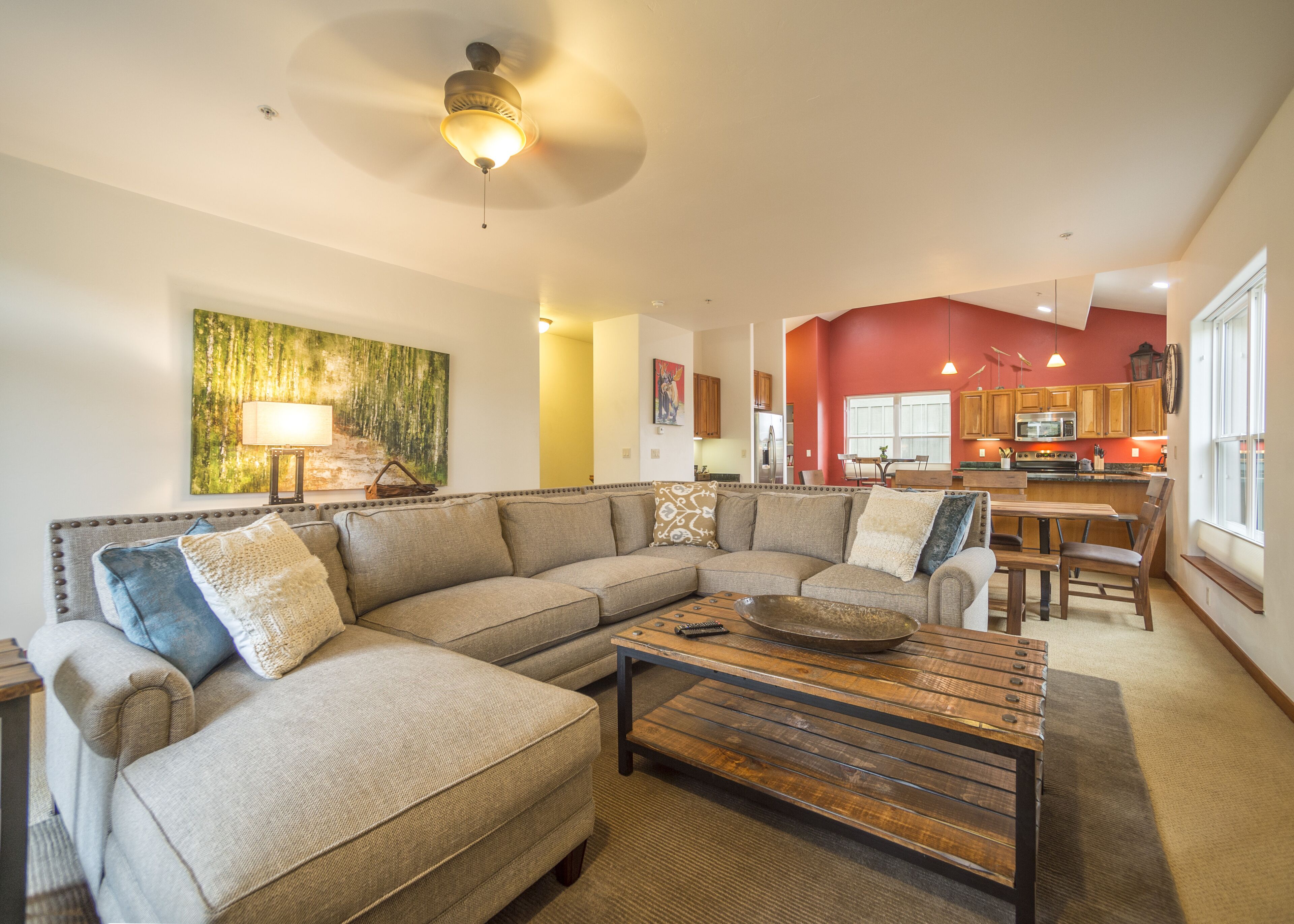 Spacious condo, one block from Main St, easy access to ski resorts