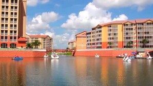 Een hotel aan het water met meerdere gebouwen, een rustig waterlichaam en verschillende boten.