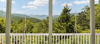 QUAINT MOUNTAIN COTTAGE-BREATH TAKING VIEWS-1. 5 MILES AU CENTRE-VILLE DE WAYNESVILLE!
