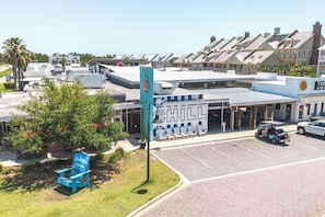 Un edificio frente al mar con un letrero que dice 'The Chill Bar' y un estacionamiento.