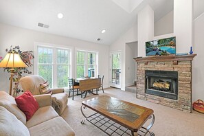 TV - Echota Woods 131 - Mtn Condo, Gated Resort, Indoor/Outdoor Pools & Hot Tub (Boone)