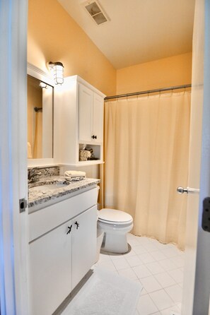 Een haardroger, handdoeken, zeep, toiletpapier