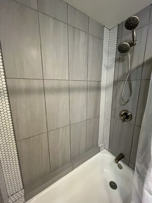 Ensemble douche/baignoire, sèche-cheveux, serviettes fournies, savon