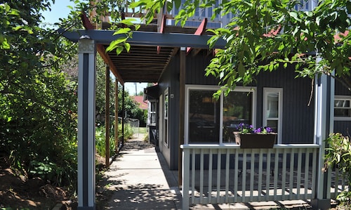 Sweet one level house in the Heart of Alberta Arts