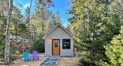 Mehiläispesän pieni talo Acadia Yurtsissa