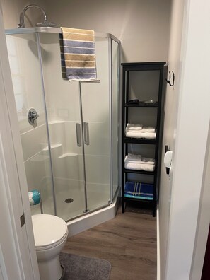 Een douche, een haardroger, handdoeken