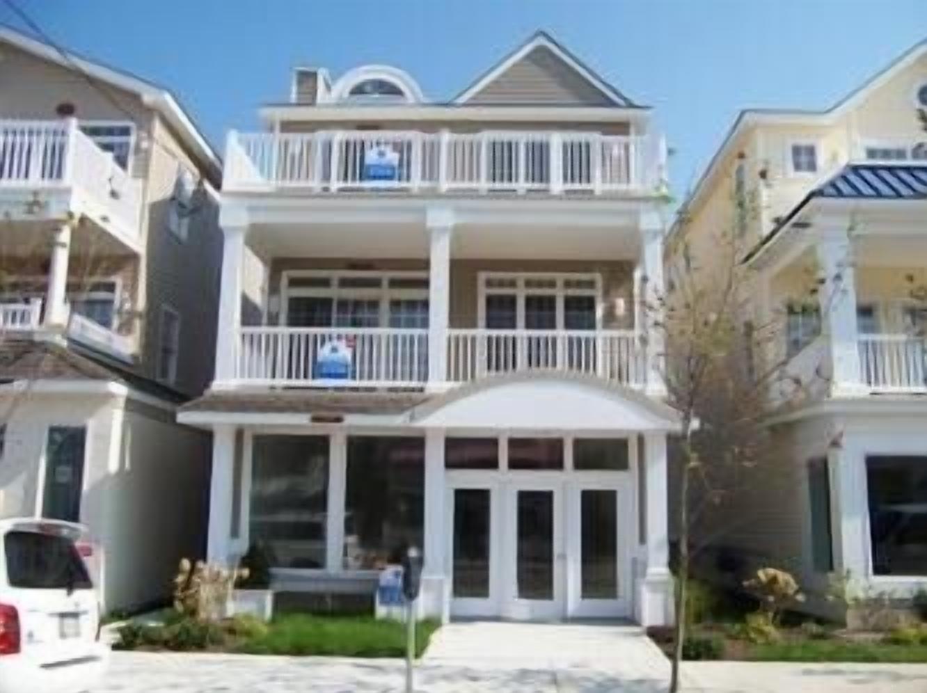 Close to Beach, Boards, and Shops - Wi-Fi & Off-Street Parking