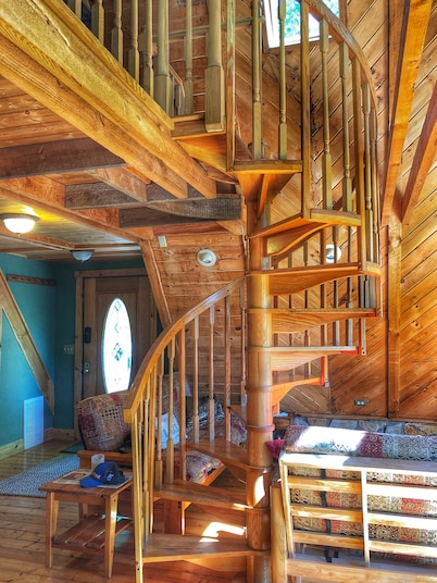 Secluded LAKEFRONT Chalet: 2.8acres, Dock, Kayaks and Canoe, Pet Friendly, Wifi