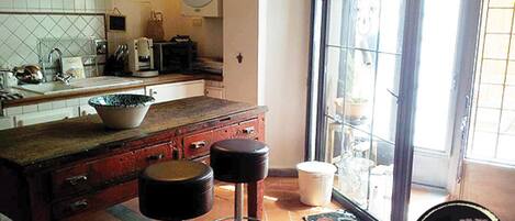 Réfrigérateur, un four, cafetiÚre-théiÚre, vaisselle et ustensiles