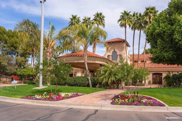 Exterior - Resort Style Condo for Rent in Beautiful Beach Club Village. Long and short rent (Gilbert)