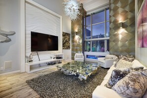 Smart TV, chimenea, reproductor de DVD y monitor de computadora 