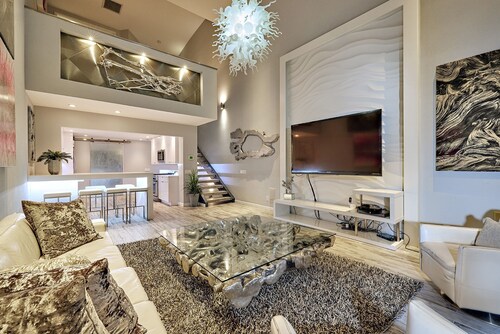 Stunning Remodel 4 BR/3 BA Downtown ,Gaslamp, Petco, Convention Center