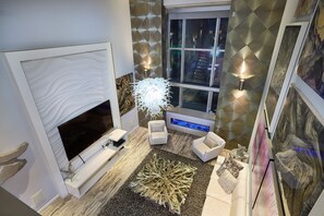 Smart TV, chimenea, reproductor de DVD y monitor de computadora 