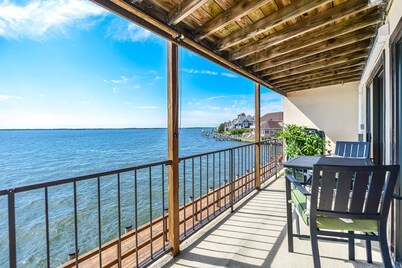 2BR 2BA Bayfront Condo- You'll Get Amazing Views & Breathtaking Sunsets Here!