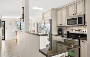 Jääkaappi, uuni, liesi, astianpesukone