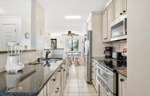 Jääkaappi, uuni, liesi, astianpesukone