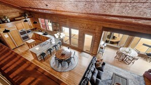 Un intérieur spacieux de style loft comprenant une cuisine, un coin repas et un espace salon.