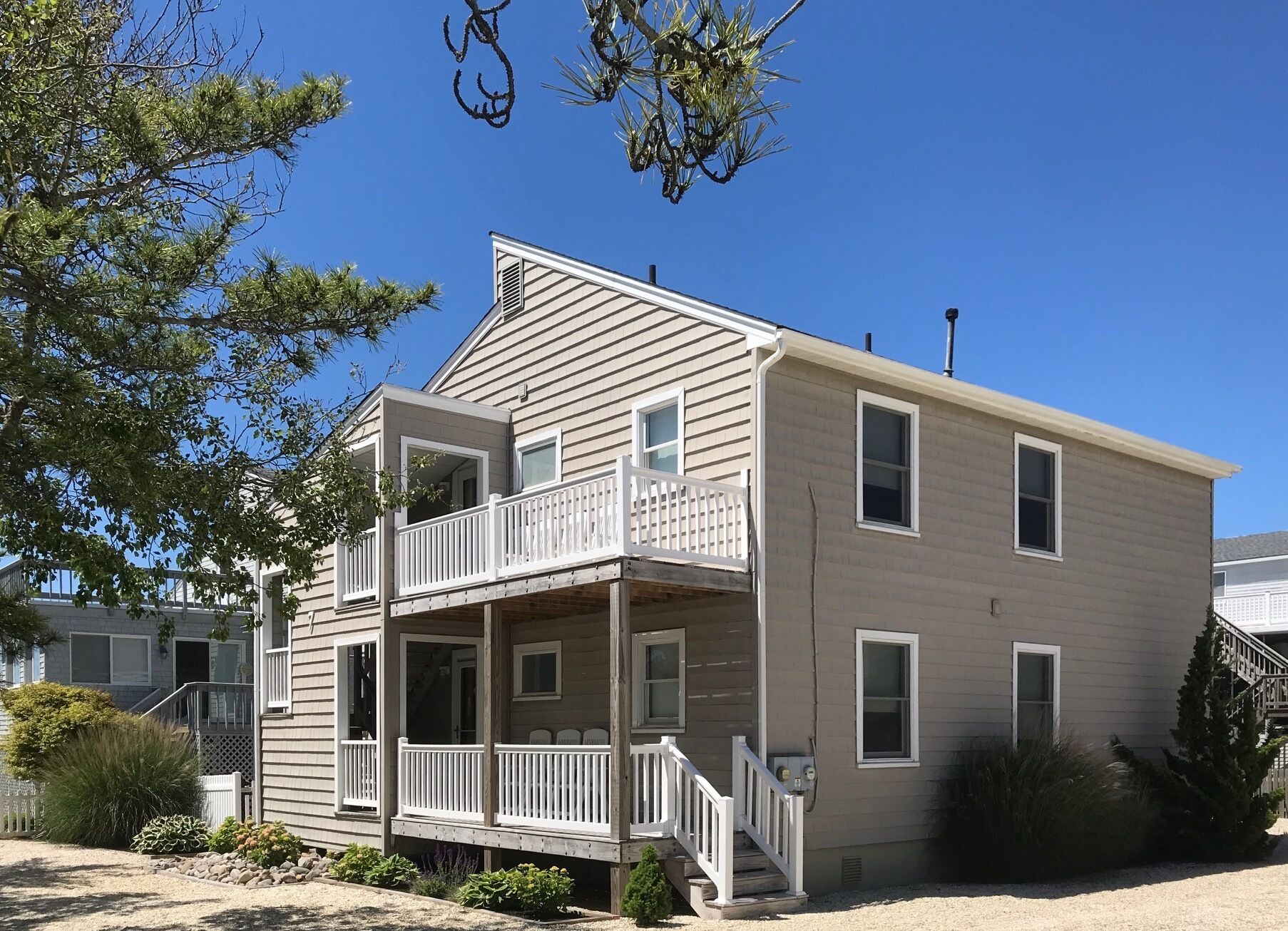 4 Houses To The Beach, Quiet Area, 2nd Floor Unit