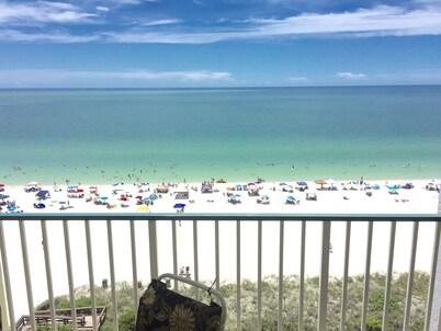 A MILLION DOLLAR VIEW  WITH A ROOM. 5 star reviews. 3 beds, sleeps 4. Top Floor