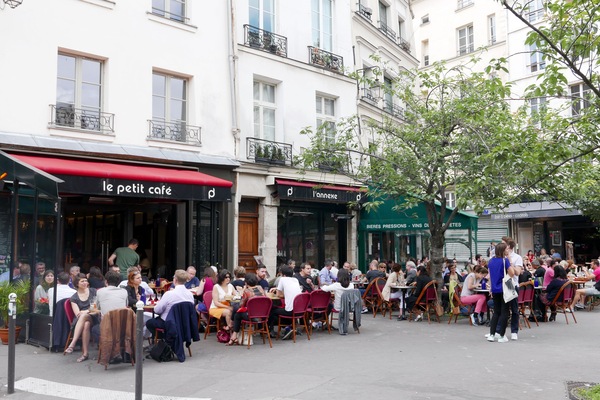 COSY 5 - Have a dring or dinner on the square in front the building