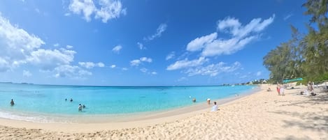 En la playa, camastros y toallas de playa