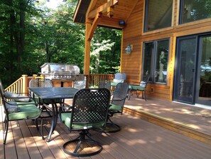 Outdoor dining - Chalet on 250 acres, Private, 1 Mi from Chautauqua Institution / Lake (Mayville)