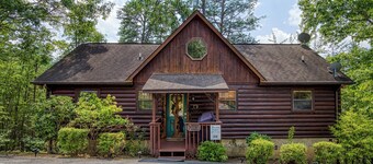 Close to Dollywood and Pigeon Forge- Indoor Pool Access-Putt Putt Area-Gameroom-Outdoor tv and more