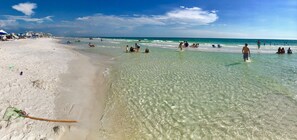 Plage, chaises longues