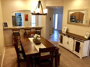 Dining - ★★Gated Old Town Condo-3BR,2BA w/ Pool & Hot Tub. Garage Parking★★ (Scottsdale)