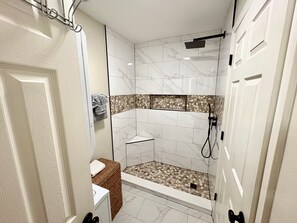 Duschwanne, Handtücher, Seife, Toilettenpapier