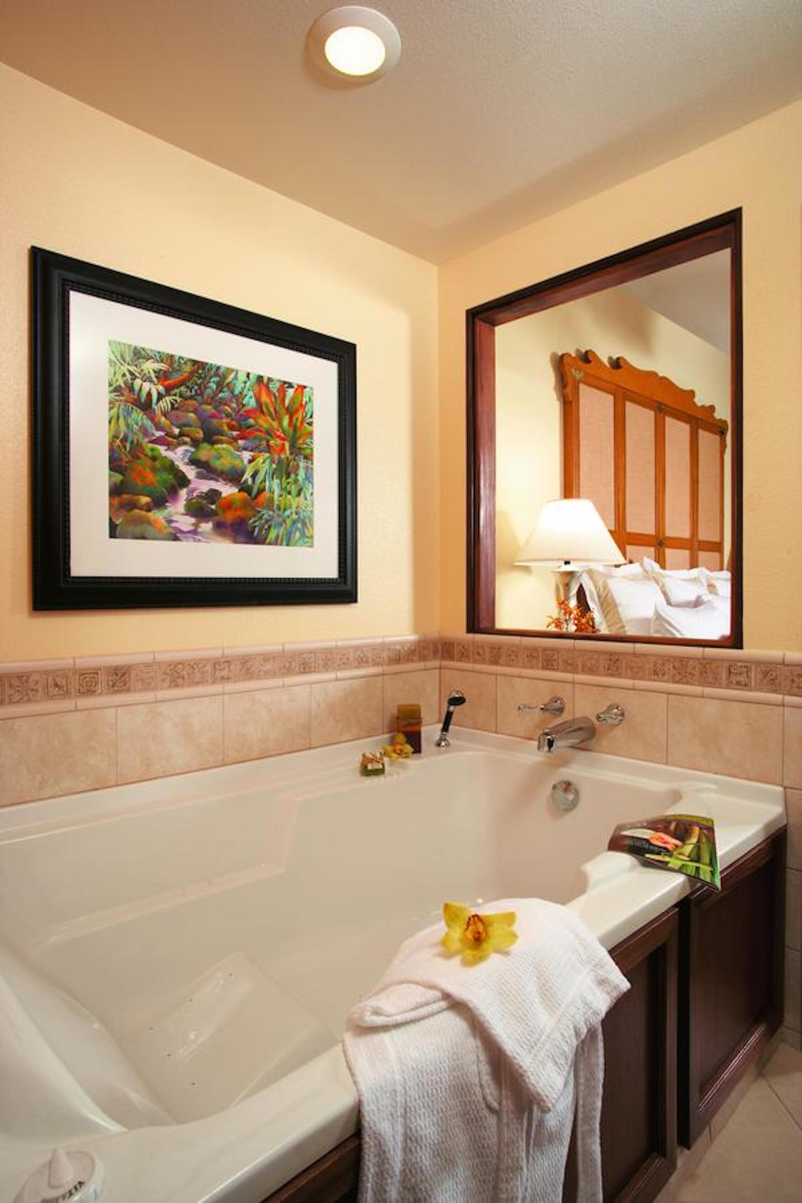 Combined shower/tub, jetted tub, hair dryer, towels