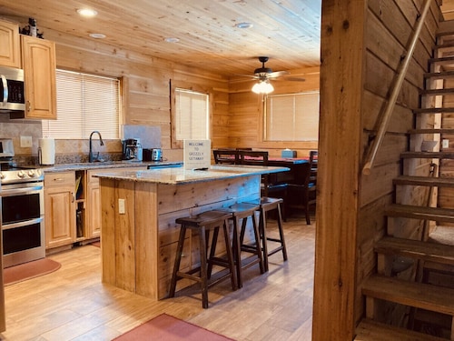 12 miles to Yellowstone National Park, hot tub, fire pit, 3 bedrooms 3 bathrooms