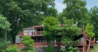 Lakefront Home with Covered Slip and Dock Booking 2025 Season!