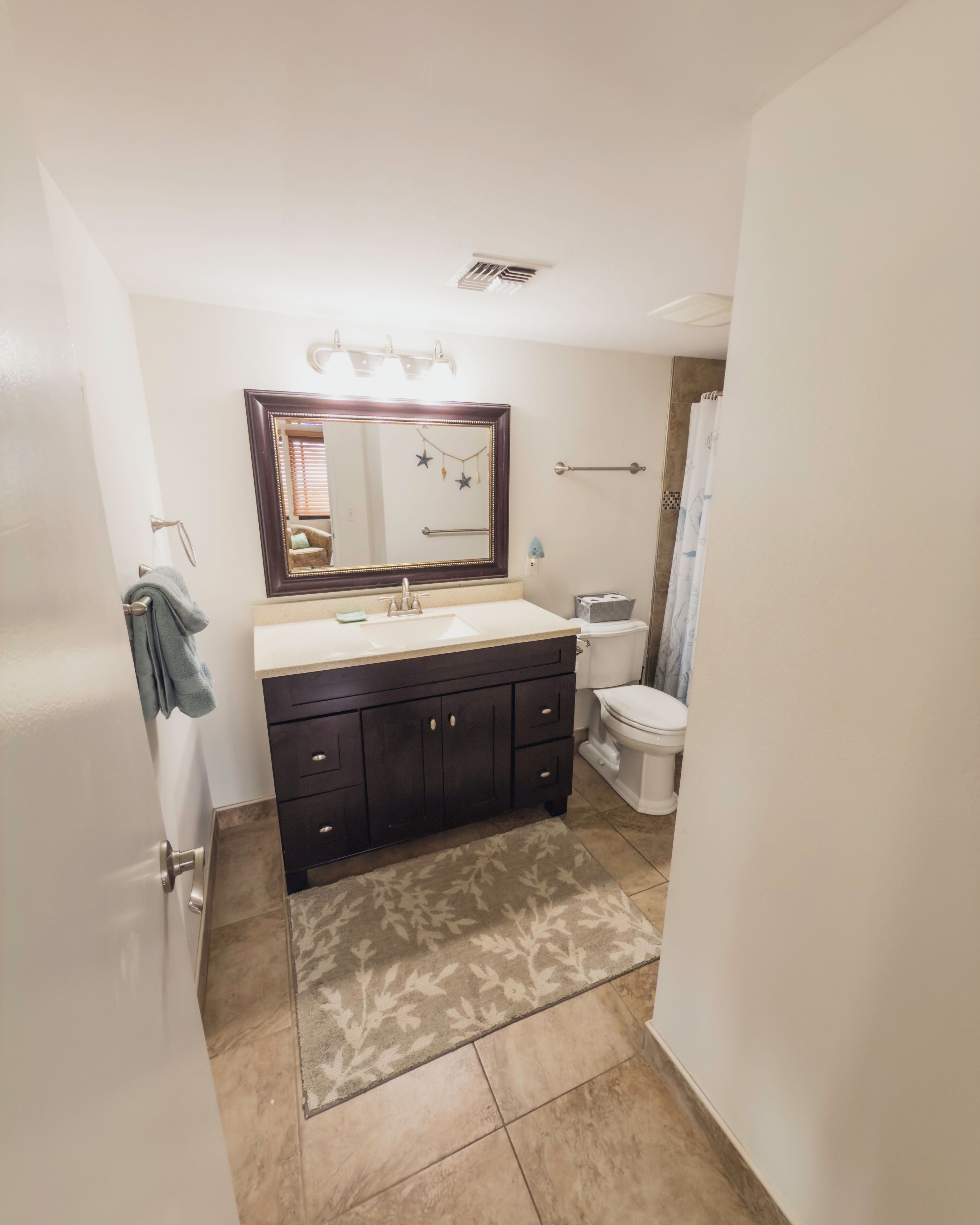 Combined shower/tub, hair dryer, towels