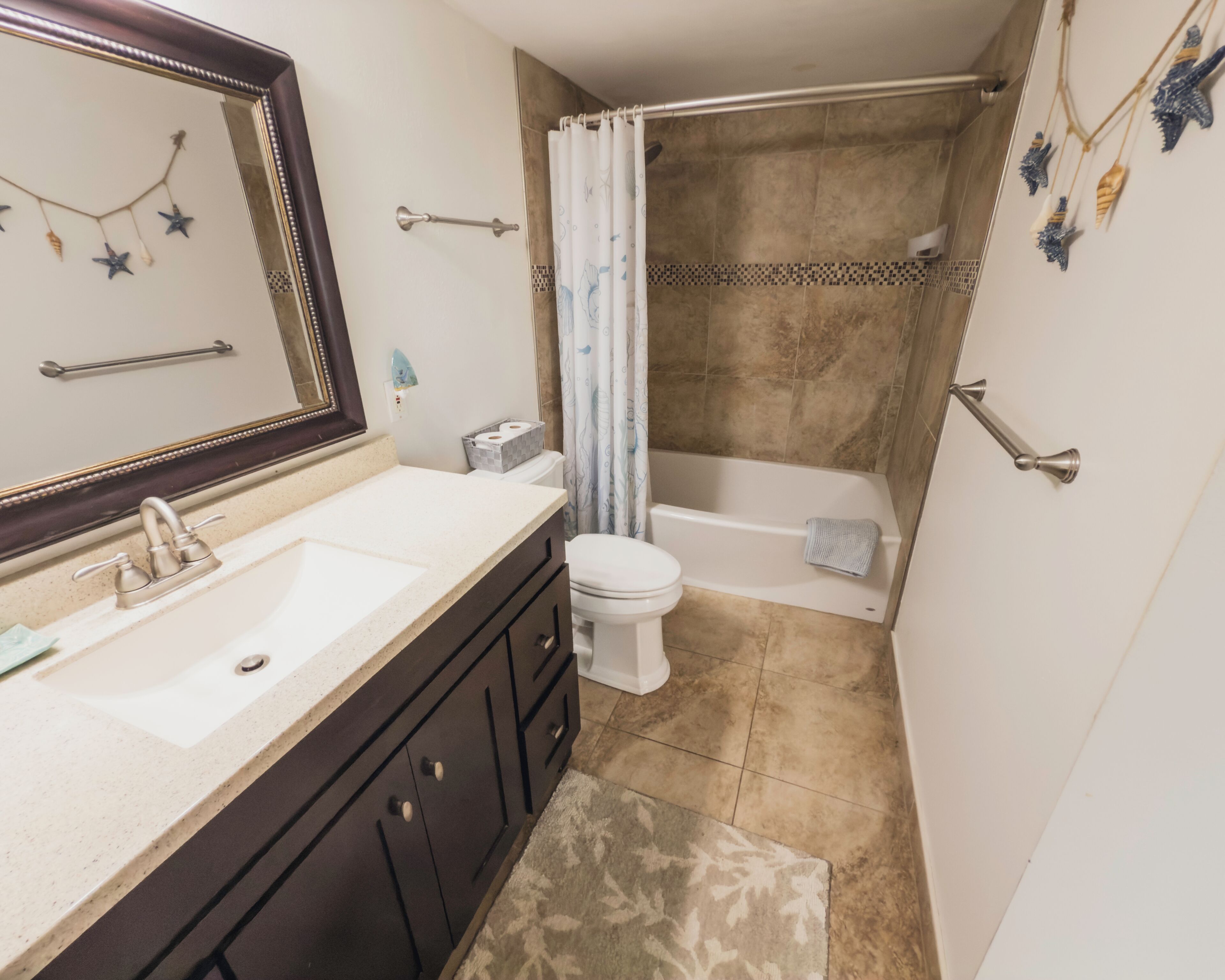 Combined shower/tub, hair dryer, towels