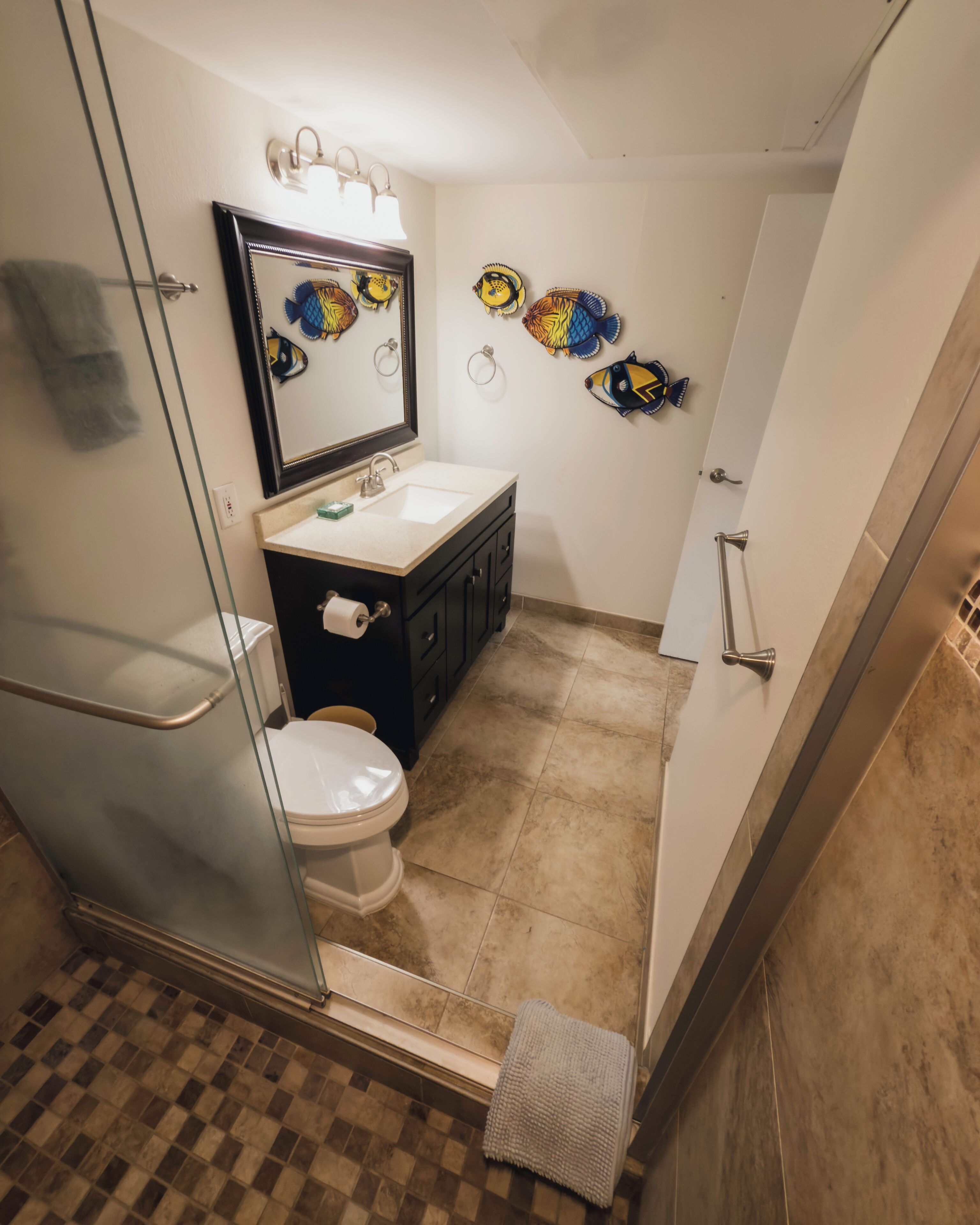 Combined shower/tub, hair dryer, towels