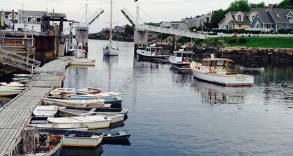 Kauniit merinäkymät ja kävelymatkan päässä rannalta.