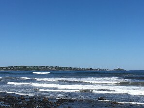 Una playa cerca, sillas reclinables de playa, toallas de playa