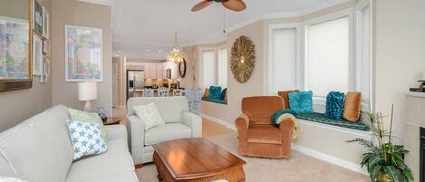 Televisión de pantalla plana y chimenea