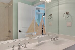 Combined shower/tub, towels