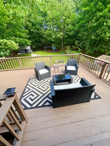 Beautiful 8 Bedroom, Walk to Lake, Jetted Hot Tub, Fireplace, & Pool Table