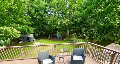 Beautiful 8 Bedroom, Walk to Lake, Jetted Hot Tub, Fireplace, & Pool Table