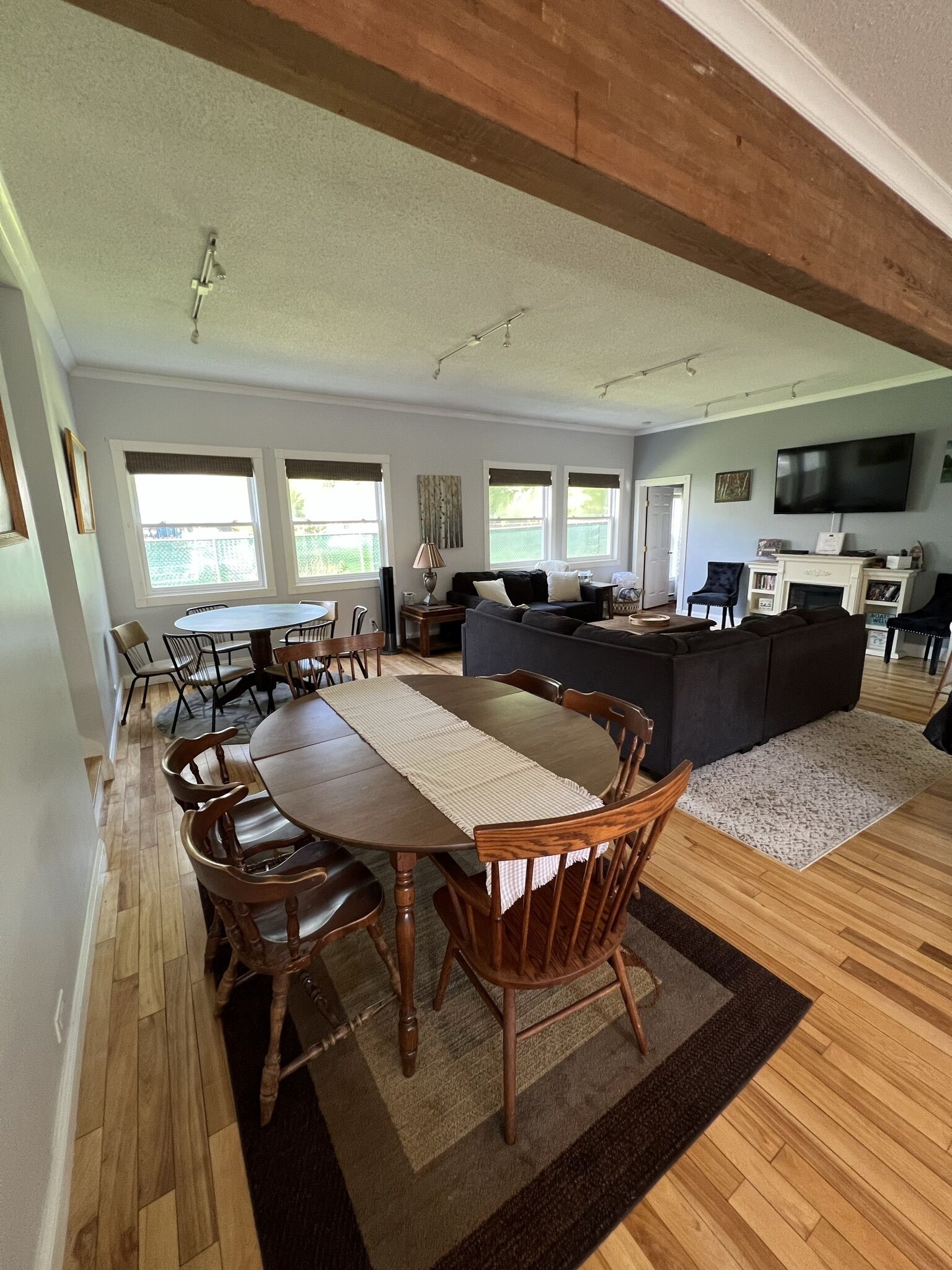 Smart TV, chimenea, videojuegos y reproductor de DVD 