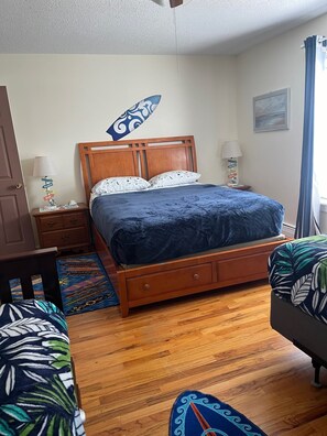 8 bedrooms, desk, iron/ironing board, travel cot