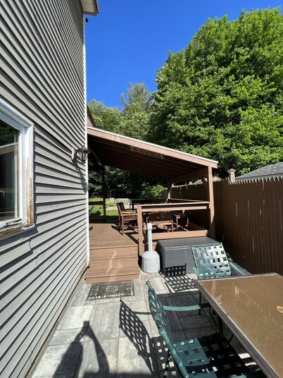 Beautiful 8 Bedroom, Walk to Lake, Jetted Hot Tub, Fireplace, & Pool Table