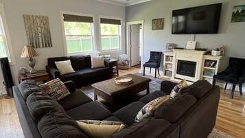 Una Smart TV, una chimenea, videojuegos, un reproductor de DVD