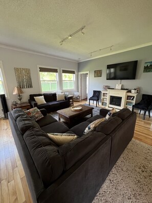 Smart-TV, Kamin, Videospiele, DVD-Player