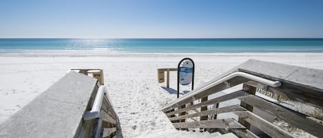 بالقرب من الشاطئ