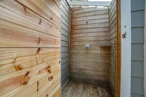 Ensemble baignoire-douche, séchoir à cheveux, serviettes fournies, savon