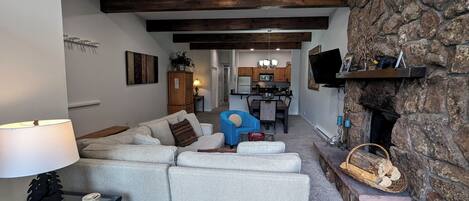 Televisor, llar de foc i reproductor de DVD